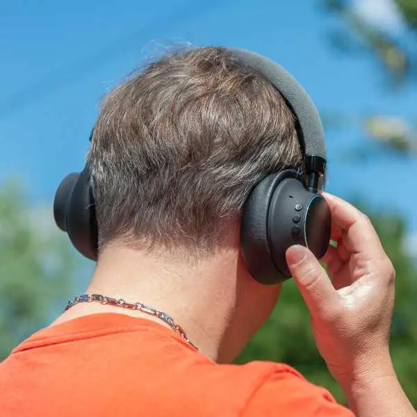 casque-a-reduction-de-bruit-anc-bluetooth-sans-fil-noir-et-aluminium (1).webp